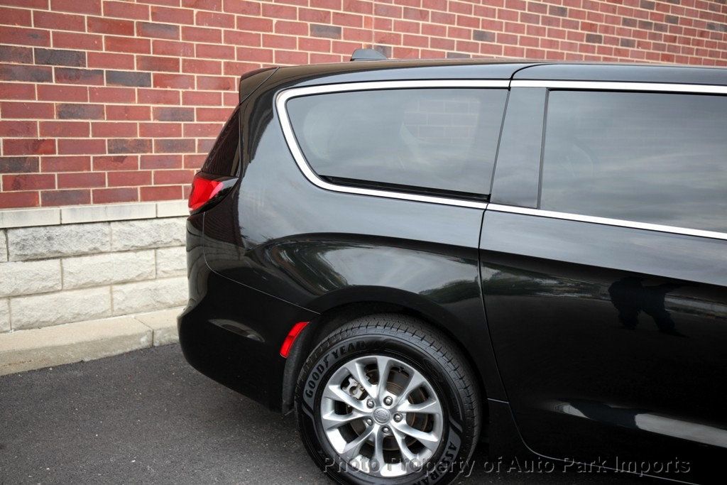 2023 Chrysler Pacifica Touring L photo 12