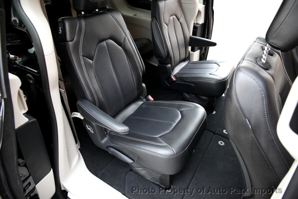 2023 Chrysler Pacifica Touring L photo 26
