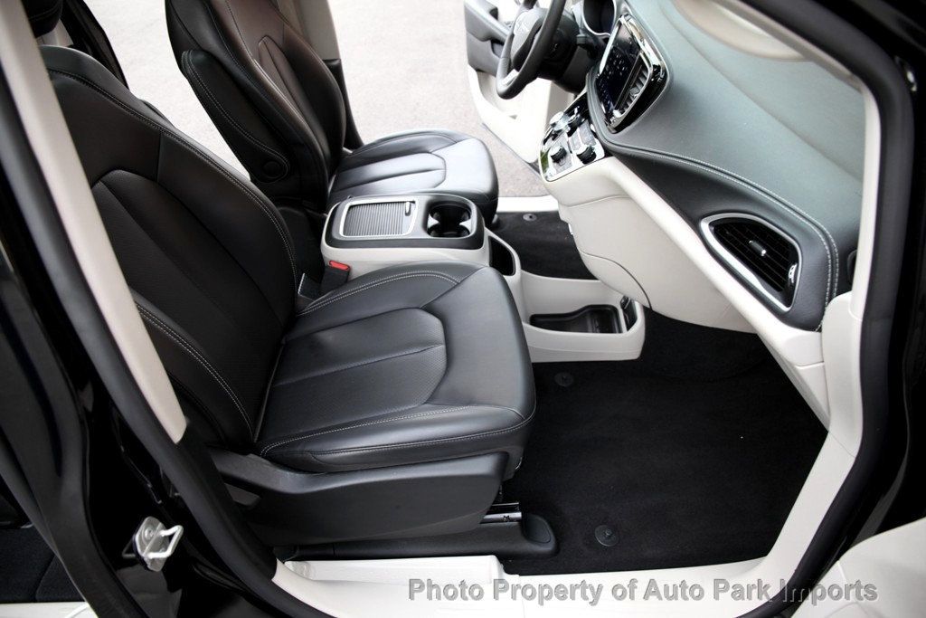 2023 Chrysler Pacifica Touring L photo 28