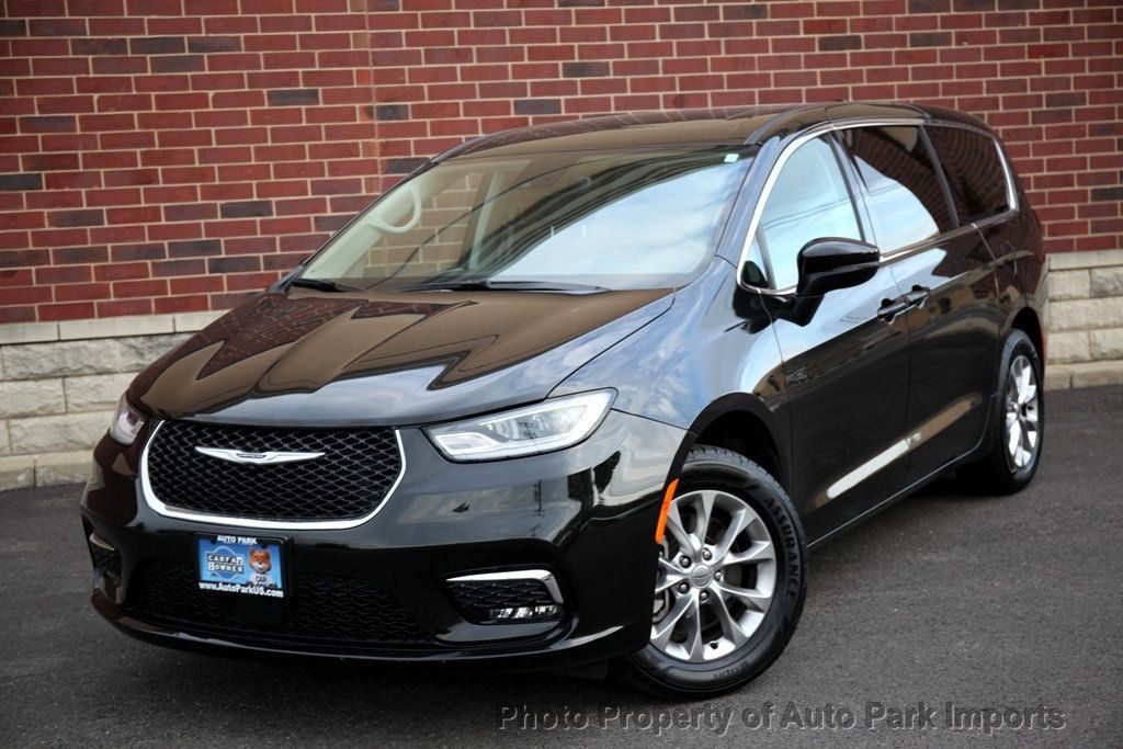 2023 Chrysler Pacifica Touring L photo 2