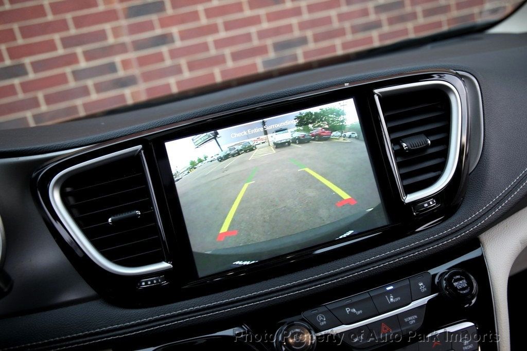 2023 Chrysler Pacifica Touring L photo 32