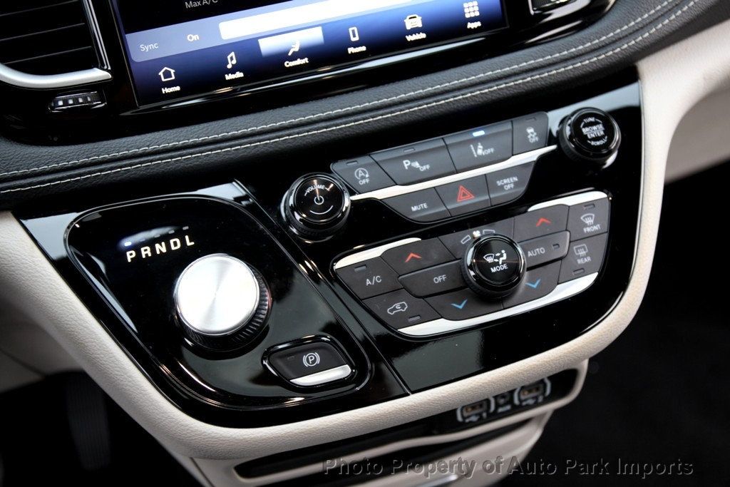 2023 Chrysler Pacifica Touring L photo 35