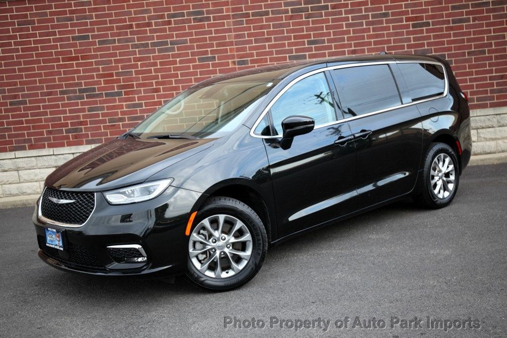 2023 Chrysler Pacifica Touring L photo 3