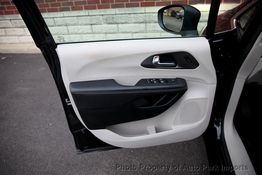2023 Chrysler Pacifica Touring L photo 44