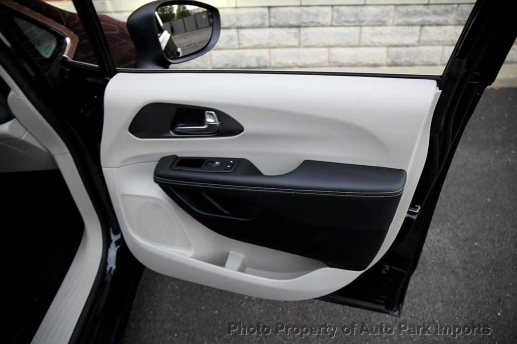 2023 Chrysler Pacifica Touring L photo 45