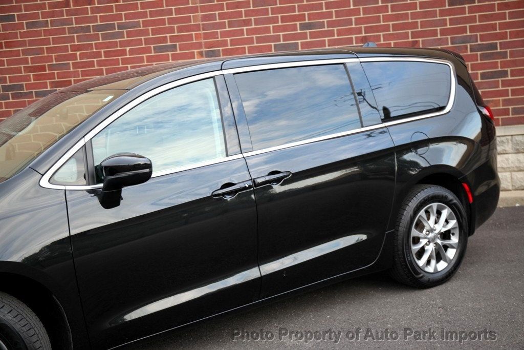2023 Chrysler Pacifica Touring L photo 4