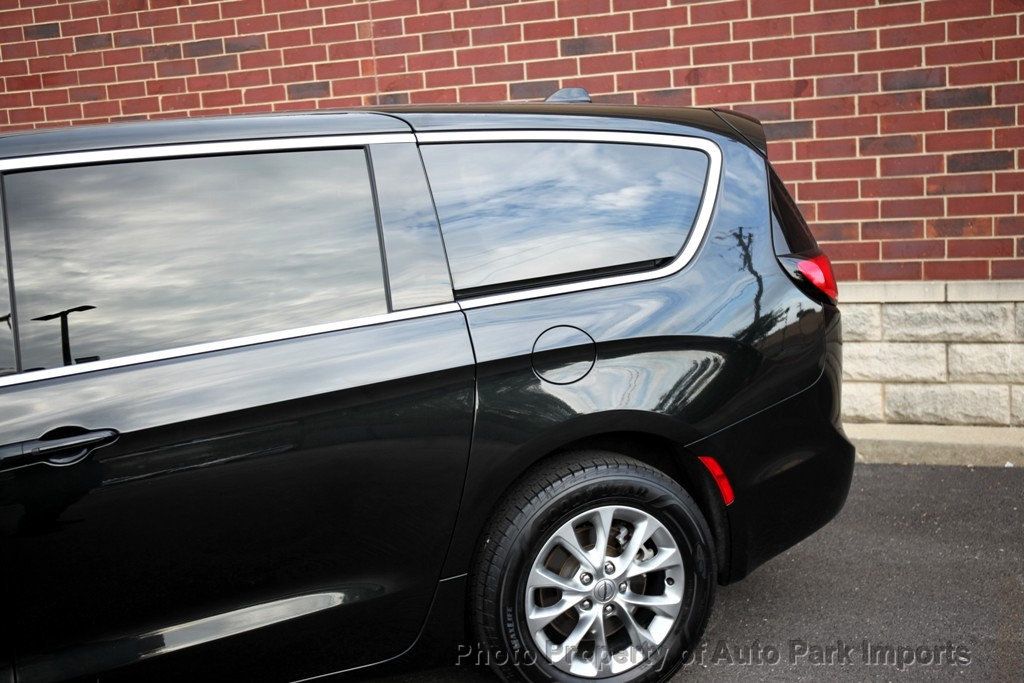 2023 Chrysler Pacifica Touring L photo 5