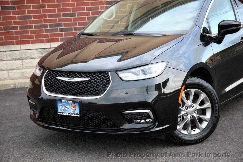 2023 Chrysler Pacifica Touring L photo 7