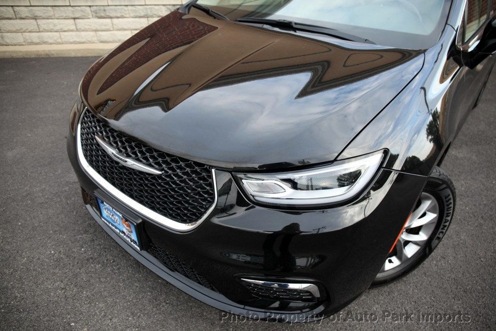 2023 Chrysler Pacifica Touring L photo 8