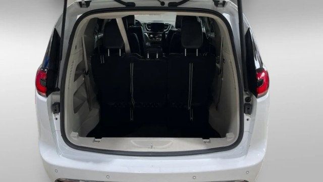 2023 Chrysler Pacifica Touring L FWD - 22990562 - 8