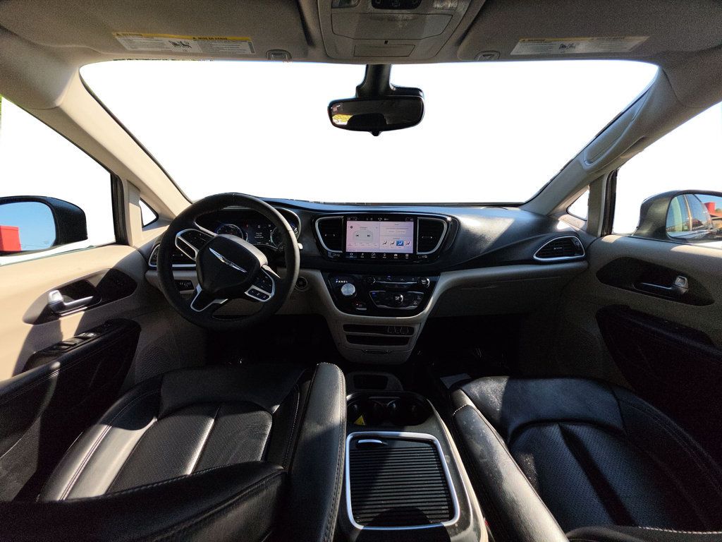 Chrysler Pacifica photo 12