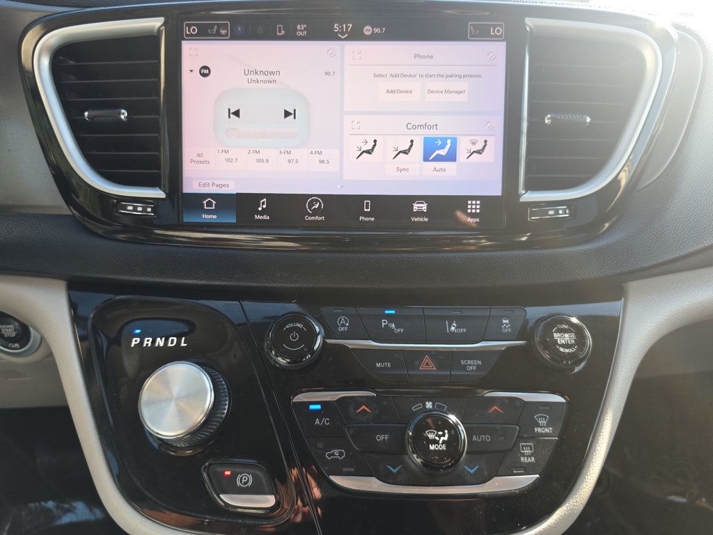 Chrysler Pacifica photo 14