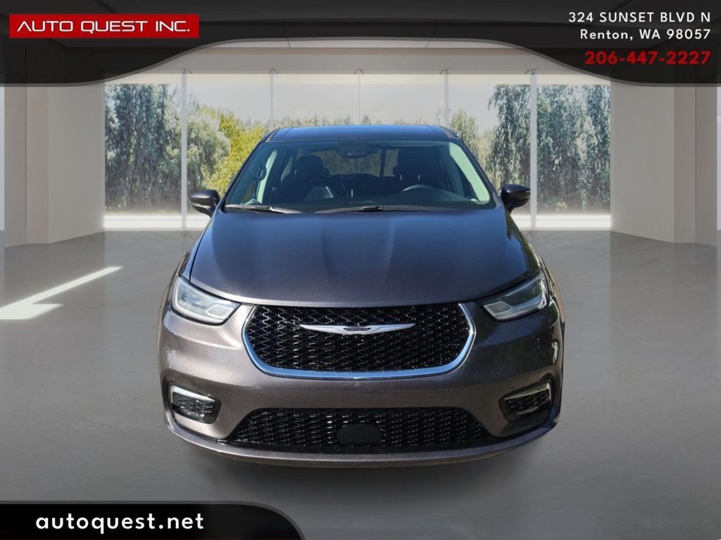 Chrysler Pacifica photo 2