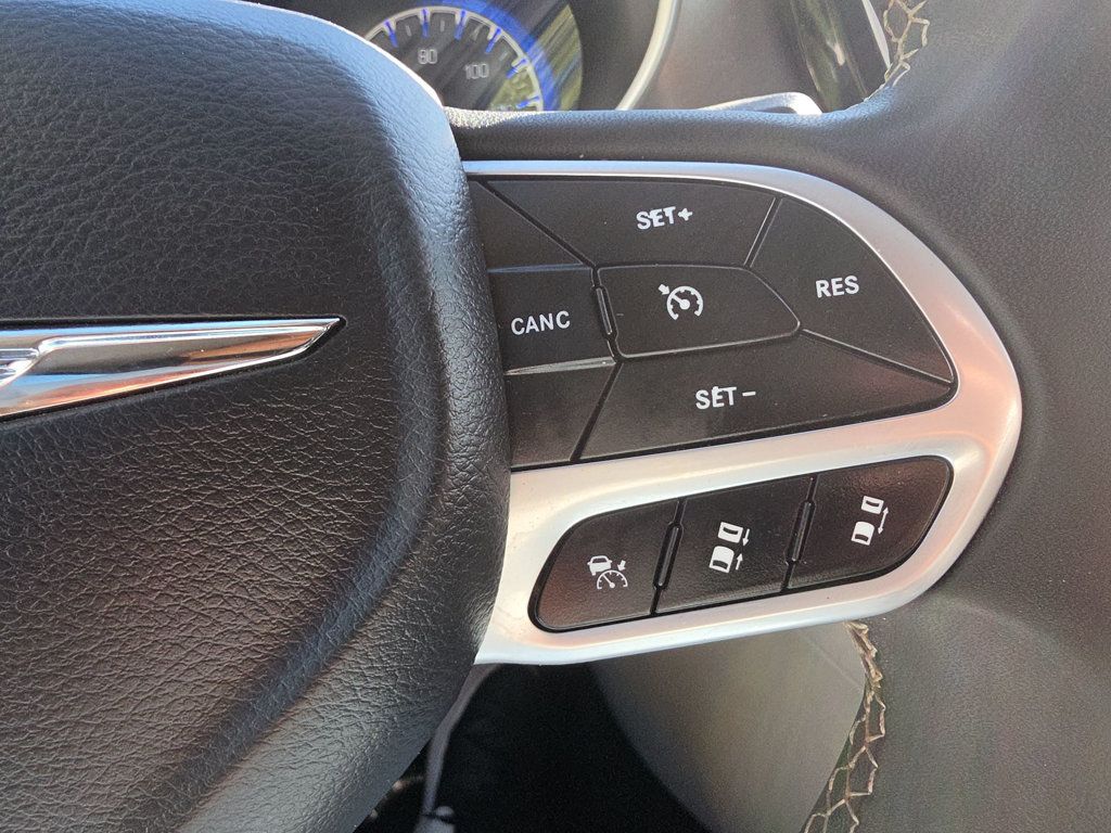 Chrysler Pacifica photo 32