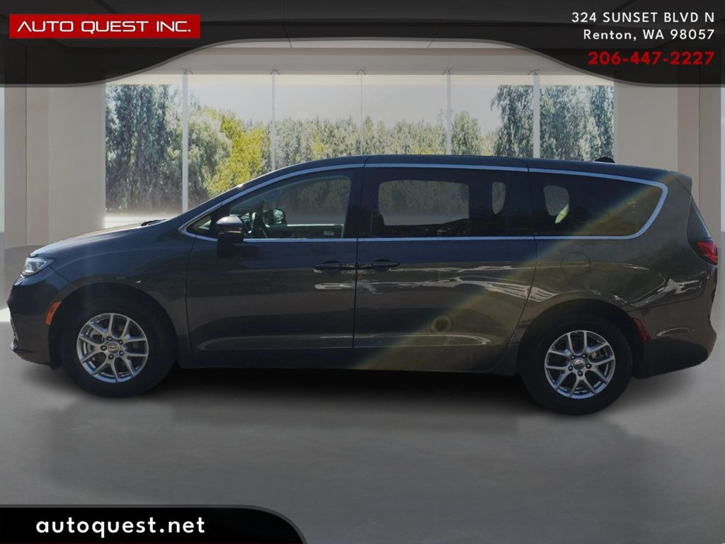 Chrysler Pacifica photo 8