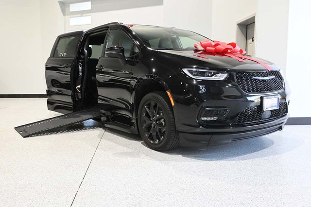 2023 Chrysler Pacifica Touring L FWD - 23001717 - 1