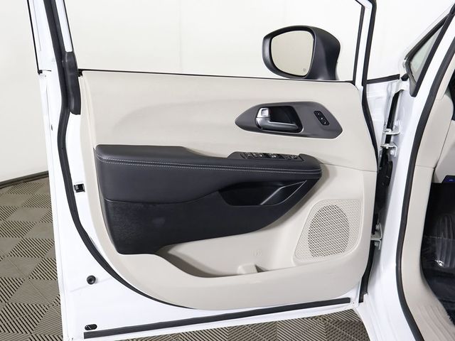 2023 Chrysler Pacifica Touring L FWD - 23032705 - 22