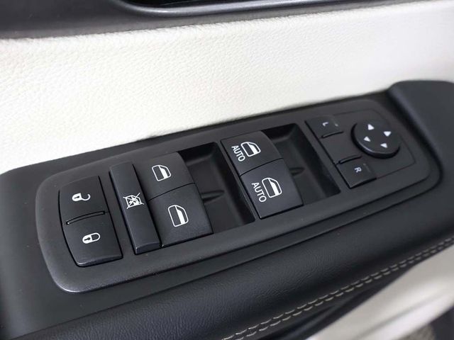 2023 Chrysler Pacifica Touring L FWD - 23014324 - 38