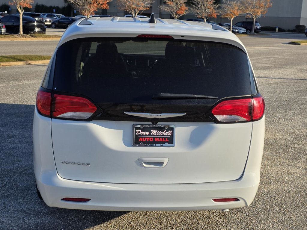 2023 Chrysler Voyager LX photo 3