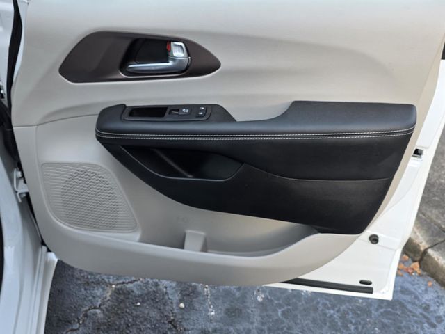 2023 Chrysler Voyager LX - 22943690 - 31