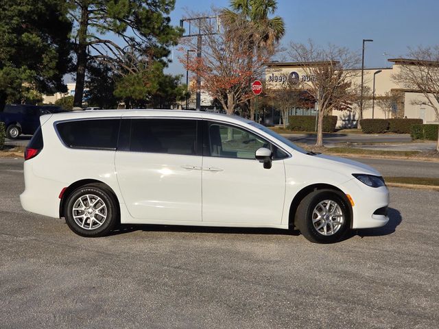 2023 Chrysler Voyager LX - 22943690 - 34