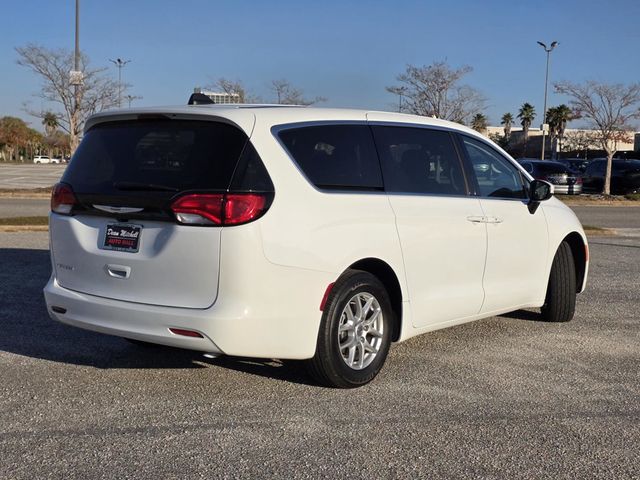 2023 Chrysler Voyager LX - 22943690 - 4