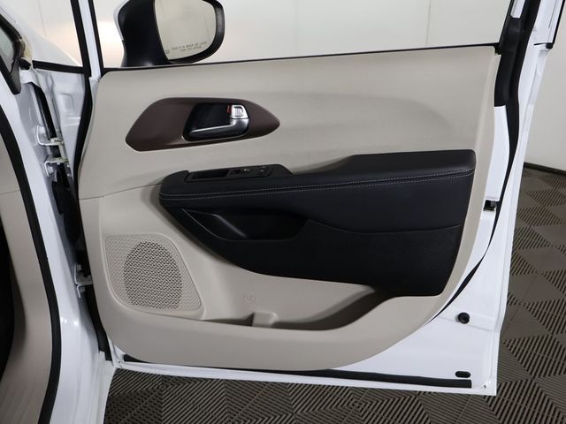 2023 Chrysler Voyager LX - 23042078 - 22