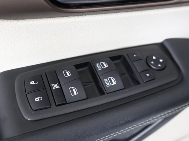 2023 Chrysler Voyager LX - 23042078 - 35