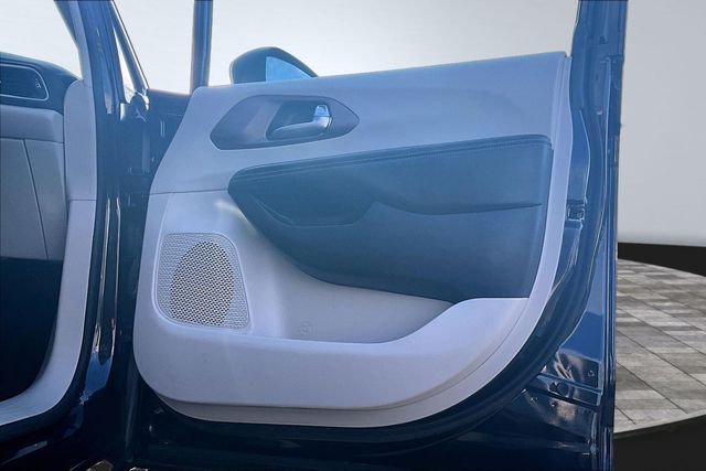 2023 Chrysler Voyager LX - 23000109 - 16