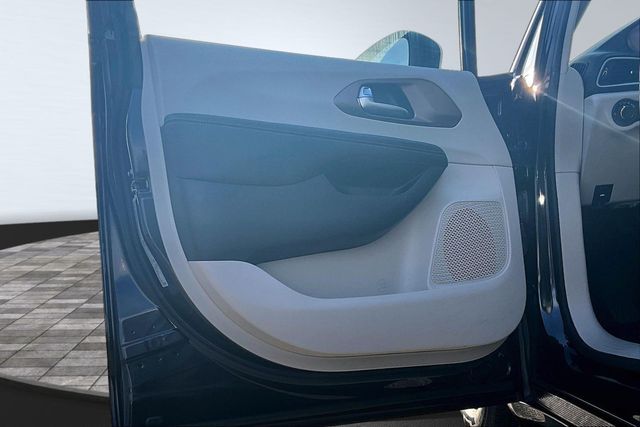 2023 Chrysler Voyager LX - 23000109 - 8