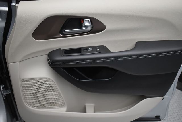 2023 Chrysler Voyager LX - 22968496 - 21