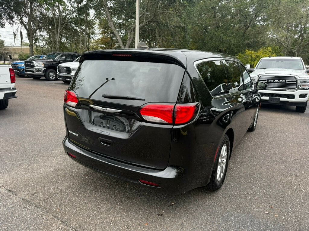 2023 Chrysler Voyager LX photo 10