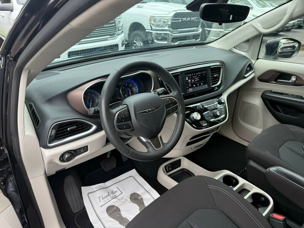 2023 Chrysler Voyager LX photo 3
