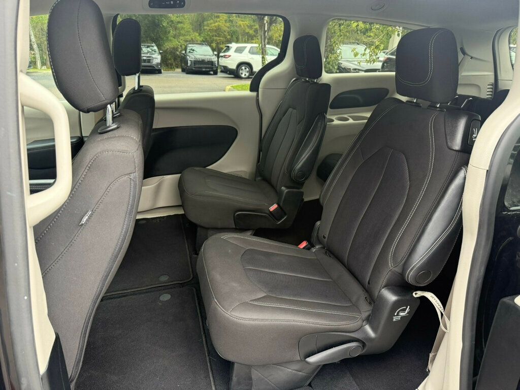 2023 Chrysler Voyager LX photo 7