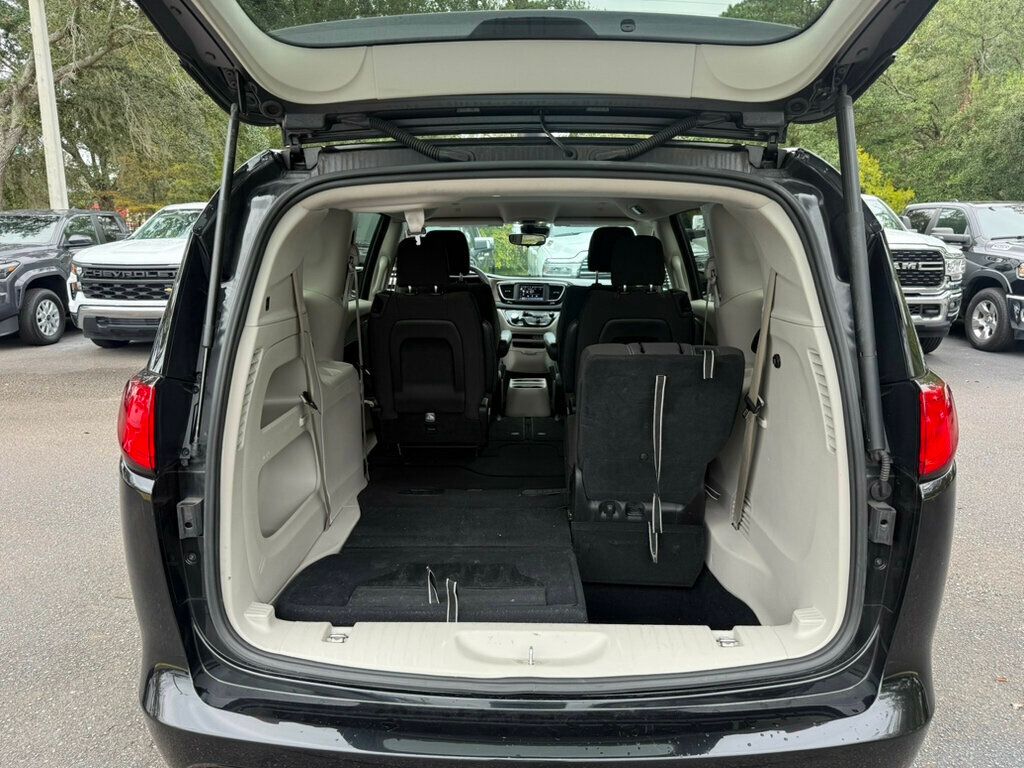 2023 Chrysler Voyager LX photo 8