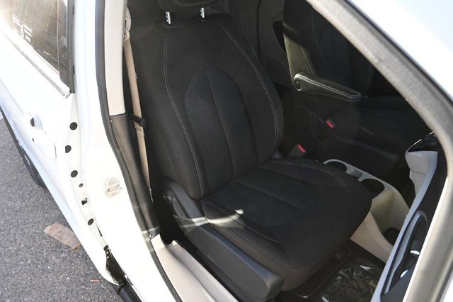 2023 Chrysler Voyager LX Mobility Handicap Van - 22999961 - 15