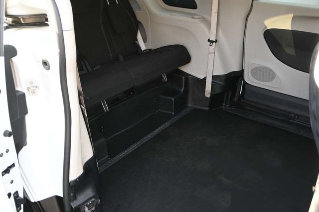 2023 Chrysler Voyager LX Mobility Handicap Van - 22999961 - 17