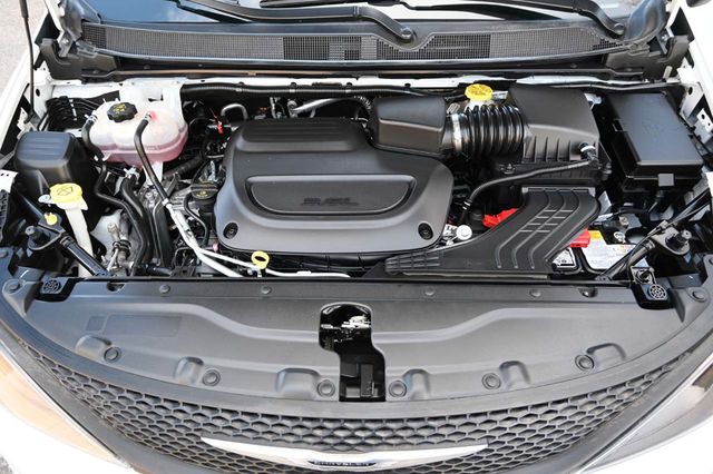 2023 Chrysler Voyager LX Mobility Handicap Van - 22999961 - 32