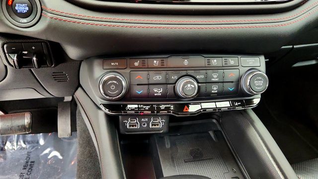 2023 Dodge Durango GT Premium AWD w/ Blacktop Pkg & Captain's Chairs - 23074926 - 17