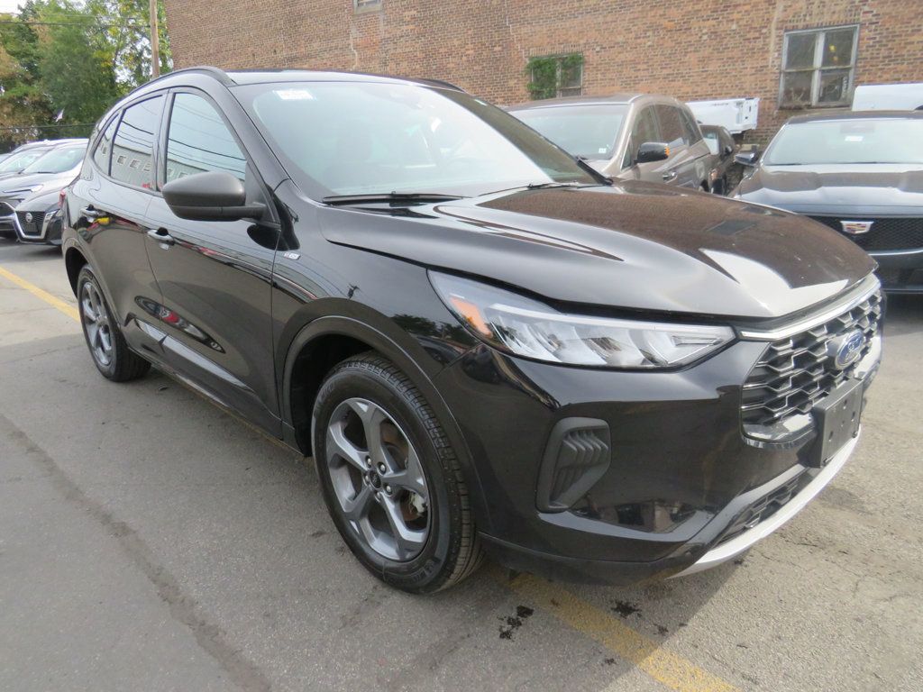 2023 Ford Escape ST-Line photo 2