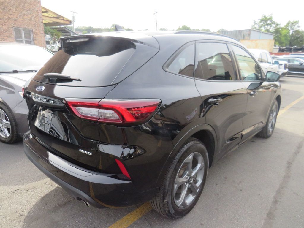 2023 Ford Escape ST-Line photo 4