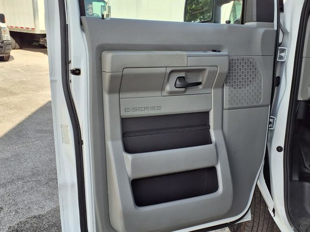 2023 Ford E-Series Cutaway 13' Box Van w/Liftgate - 23088520 - 13