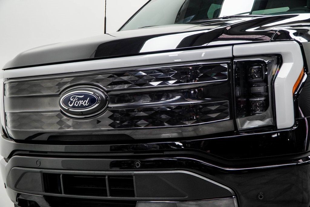 2023 Ford F-150 Lightning Platinum photo 2