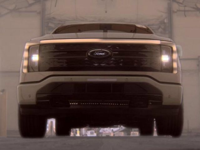 2023 Ford F-150 Lightning Platinum 4WD SuperCrew 5.5' Box - 23093399 - 3
