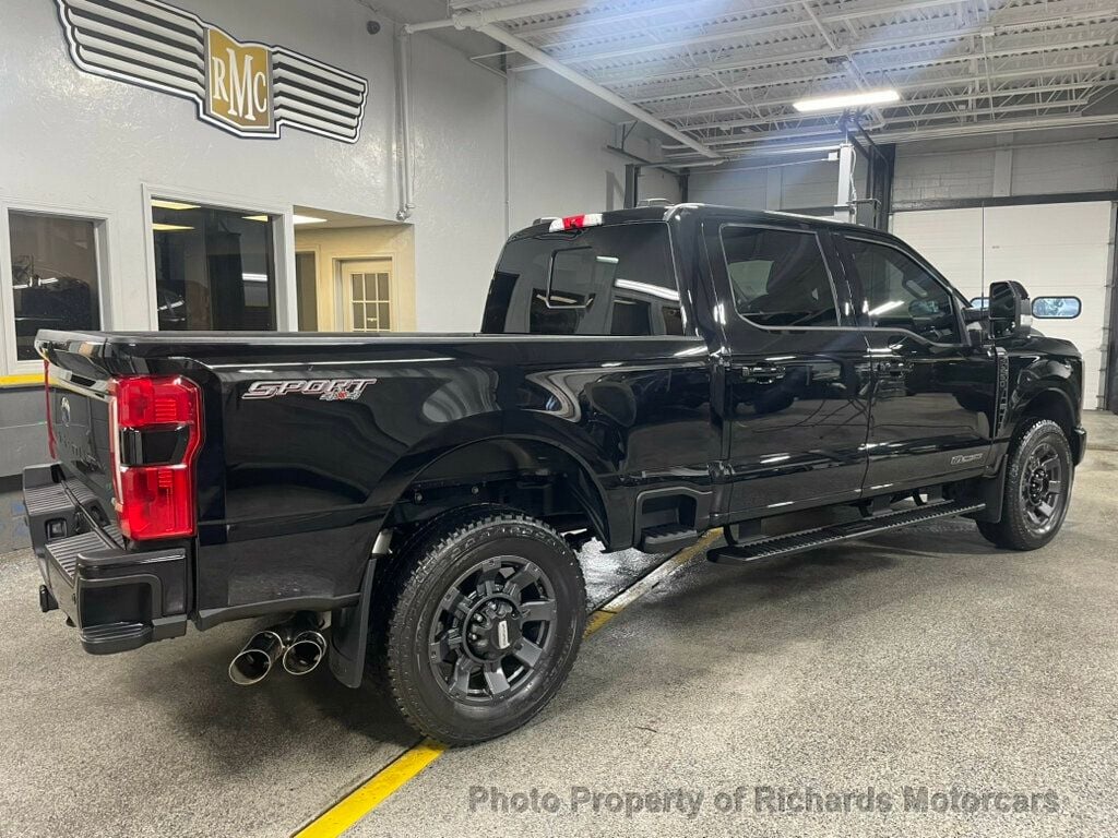 2023 Ford F-250 Lariat photo 2