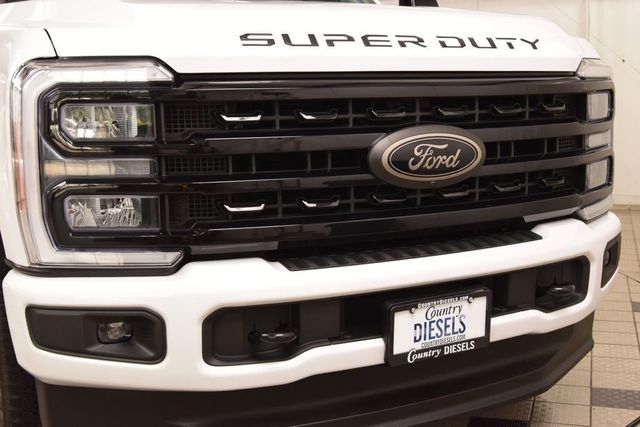 2023 Ford Super Duty F-250 SRW Lariat Black Pack FX4 - 23050752 - 11