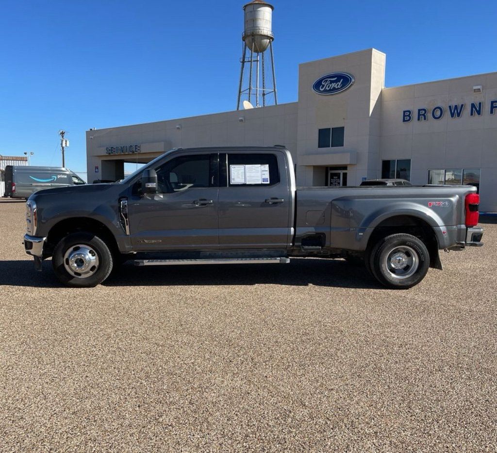 2023 Ford Super Duty F-350 DRW LARIAT 4WD Crew Cab 8' Box - 22667875 - 3