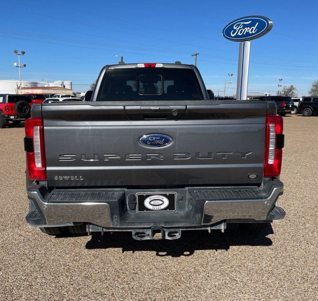 2023 Ford Super Duty F-350 DRW LARIAT 4WD Crew Cab 8' Box - 22667875 - 5