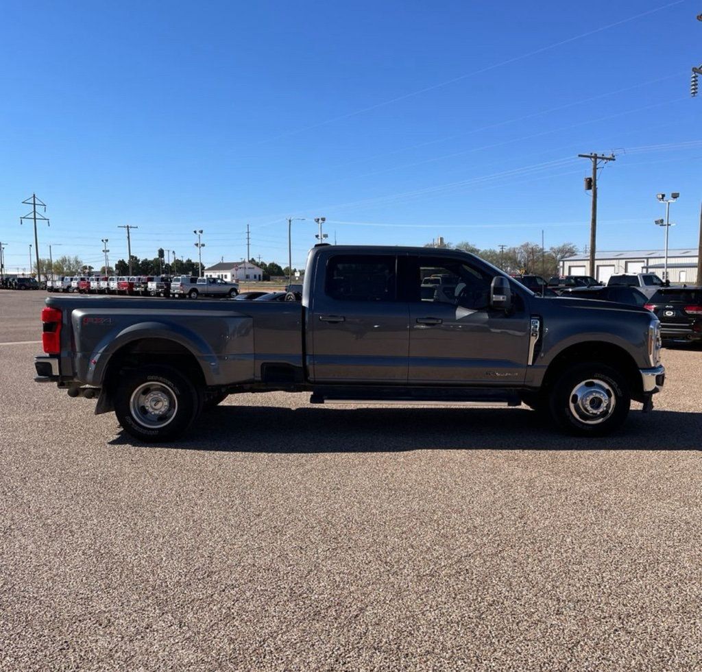 2023 Ford Super Duty F-350 DRW LARIAT 4WD Crew Cab 8' Box - 22667875 - 7