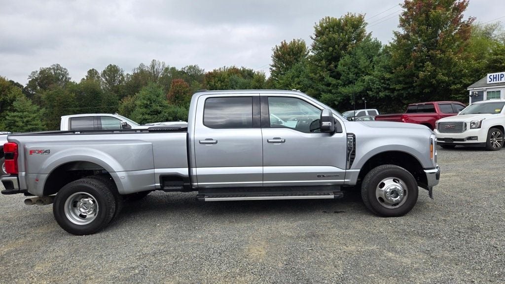 2023 Ford F-350 Lariat photo 2